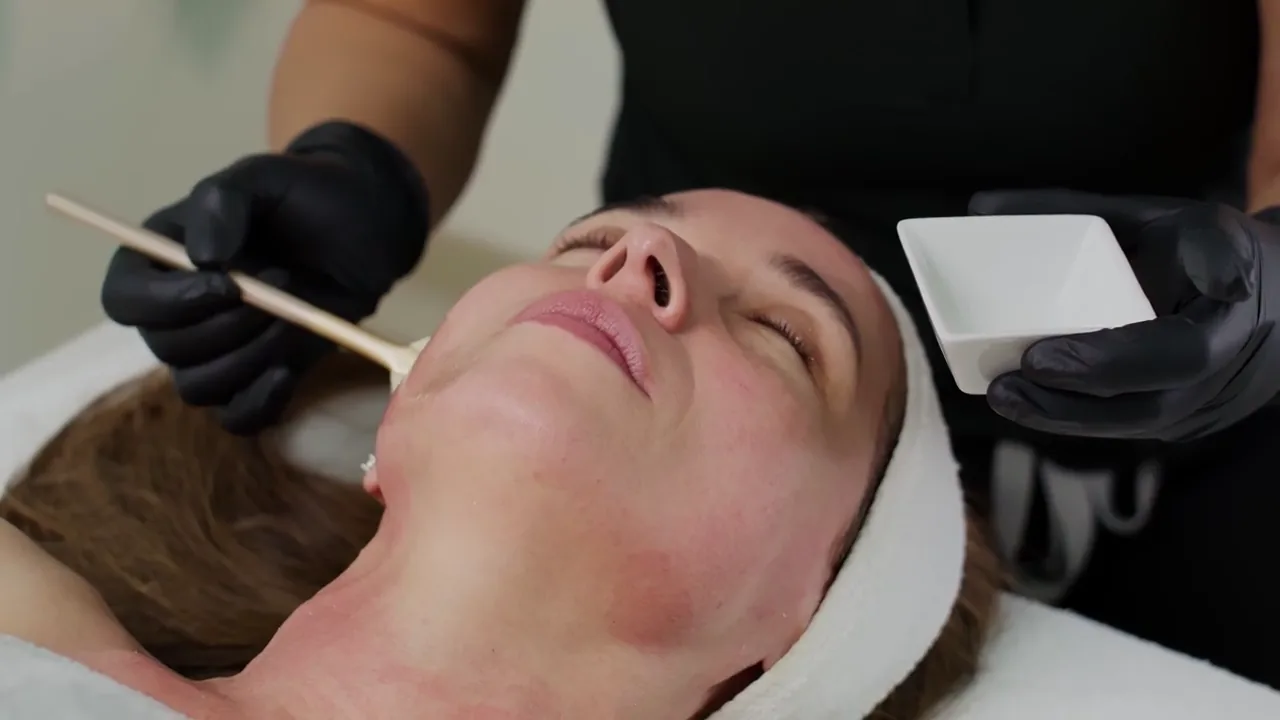 預約制工作室裡服務者正在接待顧客的功能情境示意